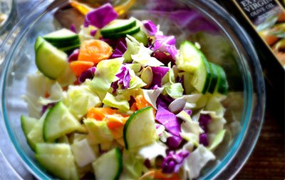 Салат из курицы с капустой — диетический рецепт.На две порции салата нам нужно:•2 стакана мелко ...