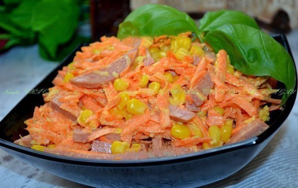Салат с копченой колбасой и морковью. Салатом с копченой колбасой и морковью впервые угостила меня ...