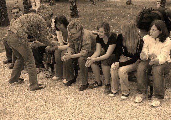  ?  http://office.dlya-cvetov.ru/2015/podstavka-pod-tsvetyi-iz-dereva/