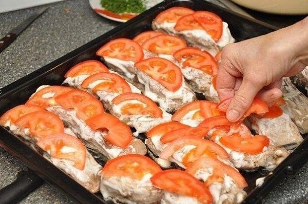 Рыбка с сыром и помидорами.Ингредиенты:Рыба толстолобик — 1 шт.Помидоры — 4 шт.Сыр — 300 гЛимон — 1 ... - 6