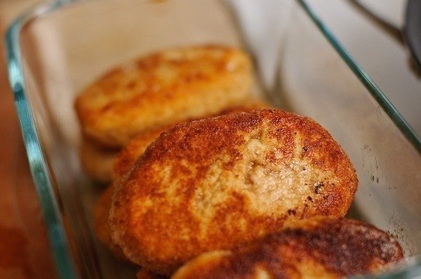 Куриные котлеты с сыром.Ингредиенты:Куриная грудка — 500 гБатон — 200 гМолоко (теплое) — 1/2 ...