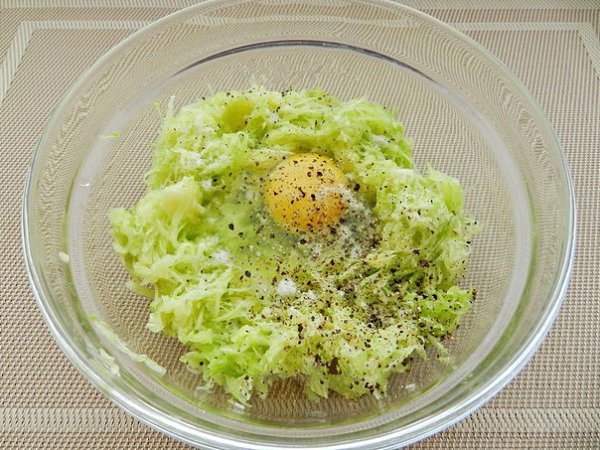 Кабачковые блинчики. Вкусные кабачковые блинчики можно приготовить на завтрак или на ужин. Блинчики ... - 2