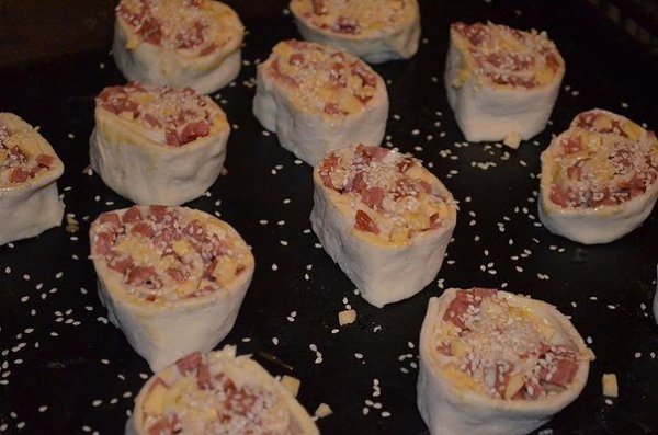 СЛОЙКИ С КОЛБАСОЙ И СЫРОМ.ИНГРЕДИЕНТЫ: Тесто слоеное (пластина) дрожжевое 1 штука ... - 4