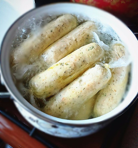 Сосиски из куриного филе.Ингредиенты :500-700г куриного филе100г молока30г слив., масло1 яйцо1 ...