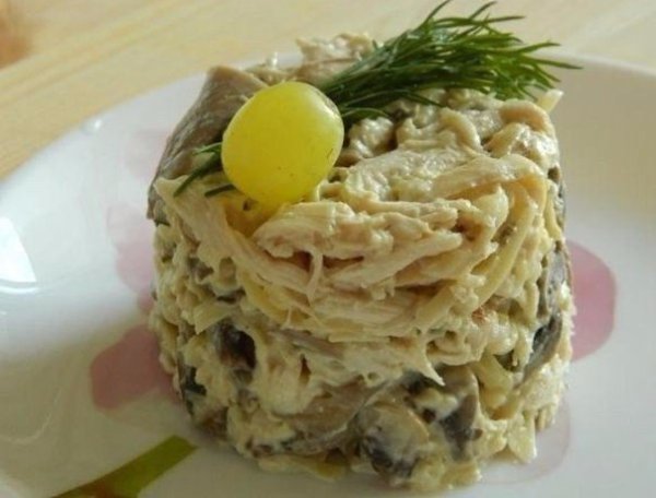 Салат с шампиньонами и курицей.на 100грамм - 74 ккалБ/Ж/У - 10.24/2.81/1.55Ингредиенты:Куриное филе ...