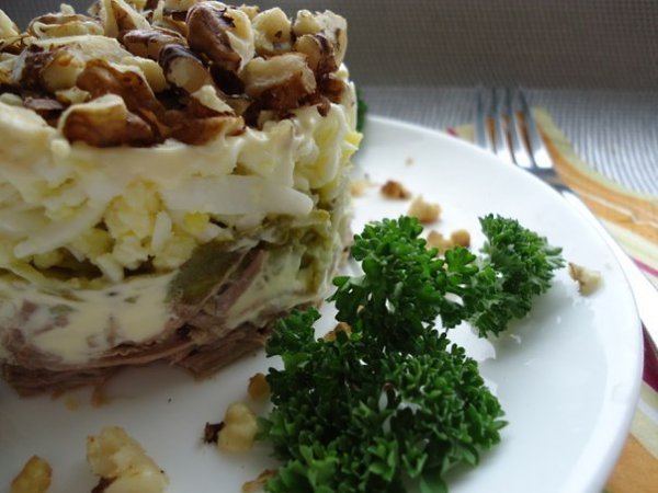 Удивительно вкусный салат "Принц" Ингредиенты: - 500 г говядины - 4 яйцa вареных - 6 ...