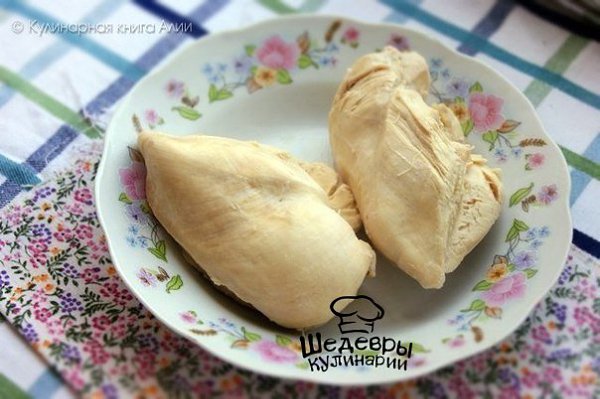 САЛАТ С КУРИЦЕЙ И ЯИЧНЫМИ БЛИНЧИКАМИ.ИНГРЕДИЕНТЫ: 500 г куриного филе 7 яиц 200 г лука соль майонез ... - 2