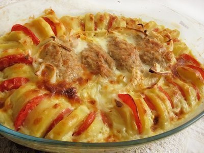 Запеченные куриные котлетки с гарниром