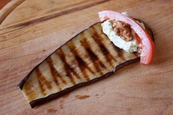 Рулетики из баклажана с фетой и помидорами.Ингредиенты:2 средних баклажана2 помидора120 г феты1 ... - 3