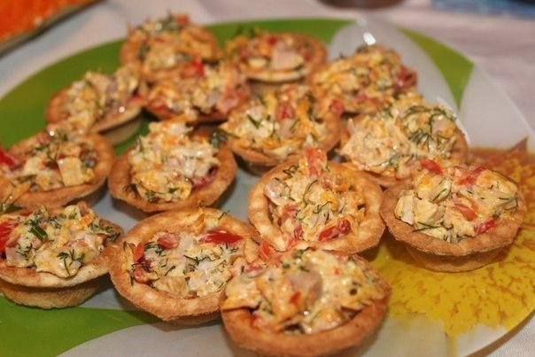Тарталетки с копченой курицей.на 6 тарталеток:2) 1 копченый куриный окорочок;3) 1 сладкий перец;4) 1 ...