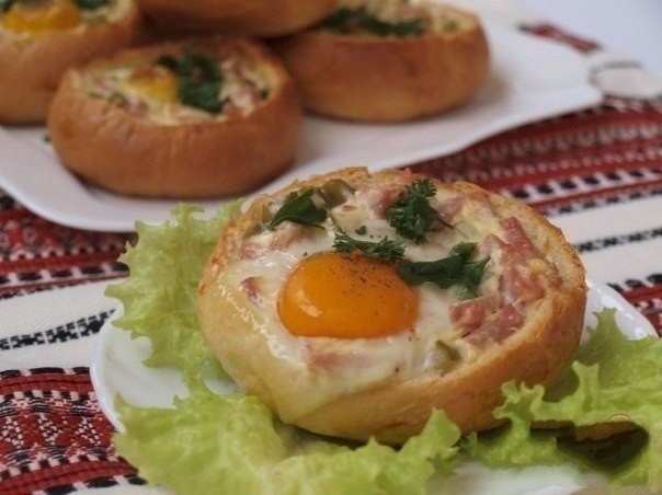 Закусочные булочки.Вкусная закуска и быстрый сытный завтрак!Ингредиенты:Булочки — 6 шт.Яйца (лучше ...