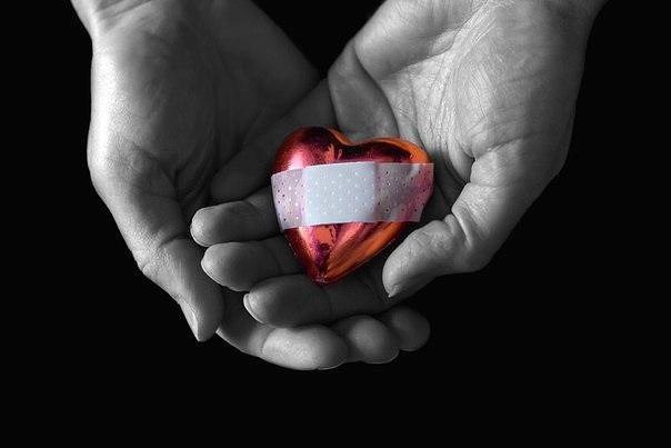 ПРИТЧА НА НОЧЬ. О РВАНОМ СЕРДЦЕ.В один солнечный день красивый молодой человек стоял на площади ...
