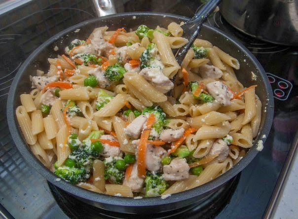 Паста с курицей, овощами и сливочным соусом.Идеальная паста для семьи с детьми! Разноцветная, ...