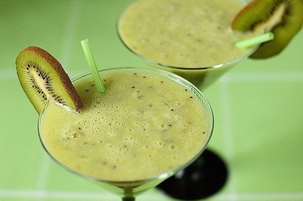 10 рецептов СМУЗИ: 1. Смузи из киви Ингредиенты: Киви — 4 шт. Натуральный йогурт — 250 г ...