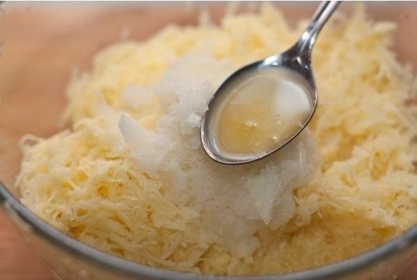 Драники.Ингредиенты:Картофель - 1 кгЛук репчатый (100г) - 1 штСоль - 1 чайная ложкаПерец черный ... - 4