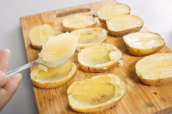 Картофель, запеченный в мундире.Ингредиенты (4 порции):Картофель - 4 шт.Чеснок - 4 зубчикаМасло ... - 5