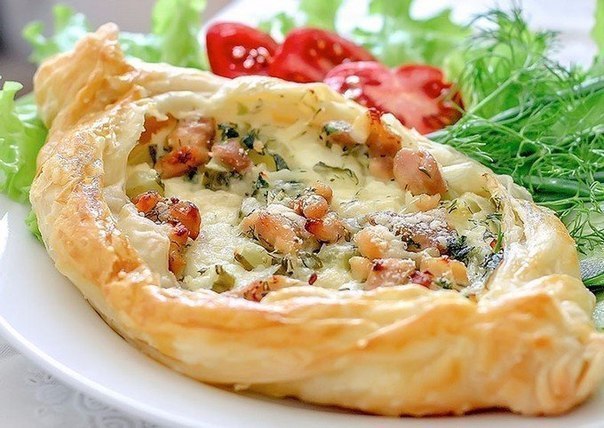 Лодочки из слоёного теста.Эти лодочки – полноценное блюдо с мясом, гарниром из картофеля, закуской ...