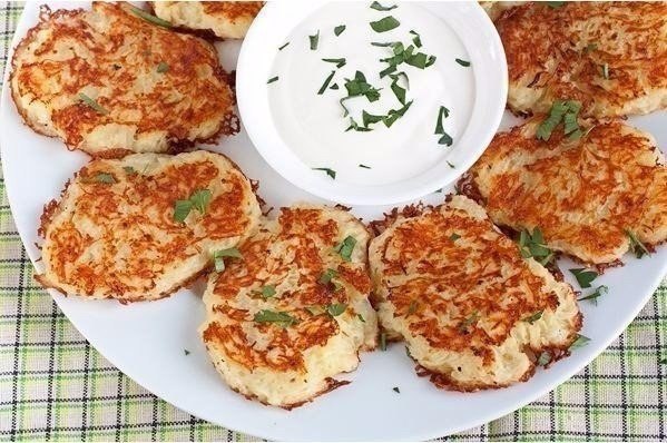 Драники.Ингредиенты:Картофель - 1 кгЛук репчатый (100г) - 1 штСоль - 1 чайная ложкаПерец черный ... - 6