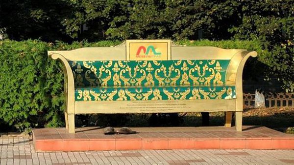 Памятник дивану Обломова.В Ульяновске можно найти много необычных памятников, среди которых особого ...
