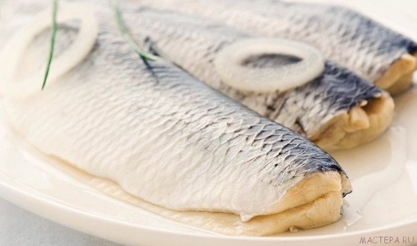 Вкусная и быстрая селедка в маринаде.Ингредиенты:сельдь – 2 шт.,лук – 1-2 большого размера,уксус ...