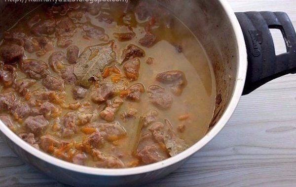 Гуляш с подливкой и картофельным пюре, как в садике.Ингредиенты:Говядина — 0,5 кгЛук репчатый — 1 ... - 3