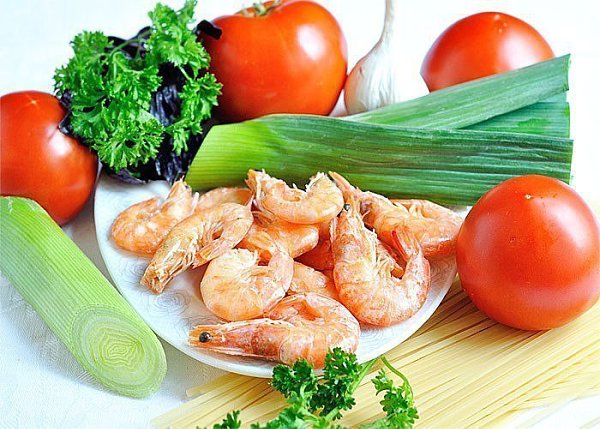 Томатный суп с лапшой.Приготовьте на обед вкусный и легкий томатный суп с лапшой и креветками. ... - 2