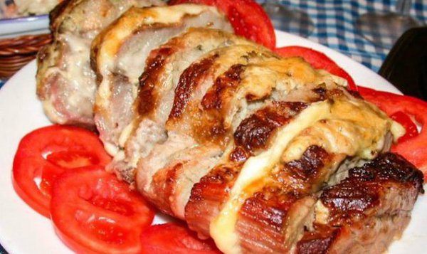 Мясо запеченное с сыром.Ингредиенты:Мясо (карбонад) – 600 грСыр Гауда – 100-150 грЧеснок – 1-2 ...