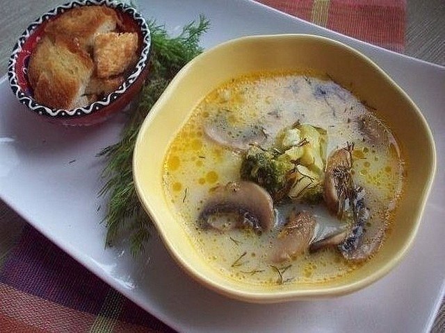 Сырный суп с шампиньонами и брокколи .на 100грамм - 88.62 ккалБ/Ж/У - ...