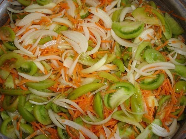 Cалат из зеленых помидор дольками.Ингредиенты:- 1 кг лука- 1,5 кг моркови- 3 кг недозрелых помидор- ...