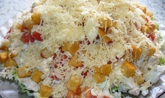 Салат с курицей, сыром и сухариками.Ингредиенты:-Вареная куриная грудка – 350 г-Помидоры – 2-3 ...