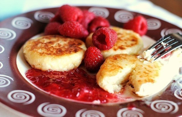Сырники. Невероятно вкусные. Примерно на 3-4 шт. Ингредиенты: Творог 10-18% – 150 г Яйцо (желток) – ...