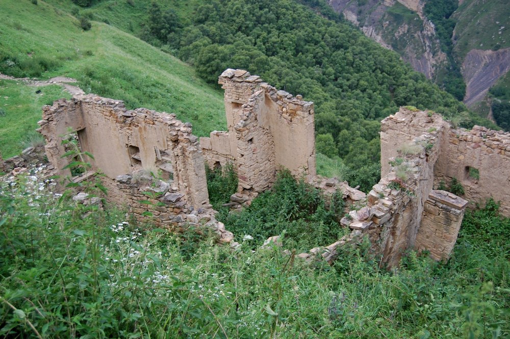 Где находится аул. Высокогорный аул в Дагестане заброшенный. Старые горные аулы Дагестана. Фото заброшенных аулов горного Дагестана. Заброшенный аул в Дагестане в горах.