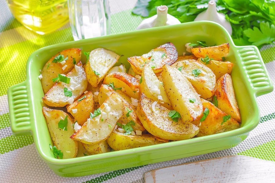 Картофель по-гречески.на 100гр 68.60ккалИнгредиенты:картошка – 0,5 кг.чеснок – 1 небольшой зубоксок ...