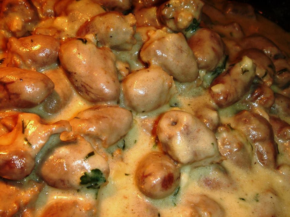 СЕРДЕЧКИ В СМЕТАННО-СЫРНОМ СОУСЕ.Нам потребуется:- Сердечки куриные – 0,5 кг - Лук репчатый – 1 ...