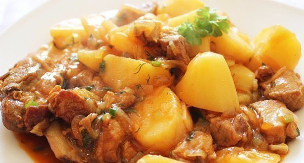 МЯСО С КАРТОФЕЛЕМ: ТОП-7 РЕЦЕПТОВ .1) Жаркое по-домашнему ИНГРЕДИЕНТЫ: Филе курицы или куриные ...