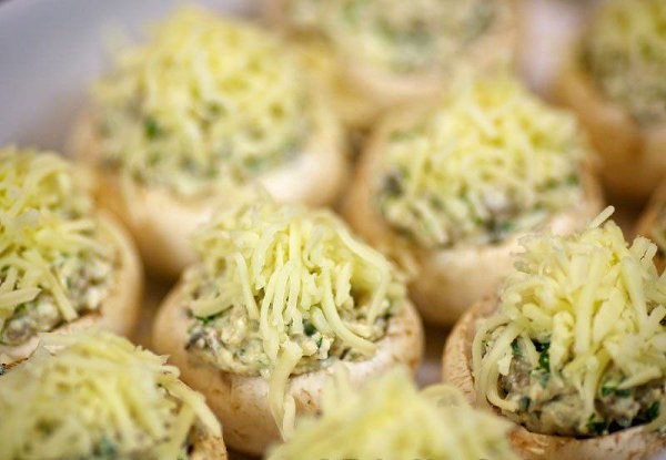 Шампиньоны с курицей и сыром. Ингредиенты: Куриное филе — 500 г Фета — 60 г Большие свежие ... - 9