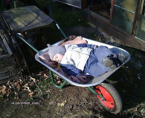 Даже если родители забыли коляску — бабушка найдет выход!