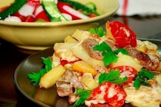 Картофель «По-французски» на сковороде. Ингредиенты: Картофель — 500 гр Свинина (или куриное филе) — ...