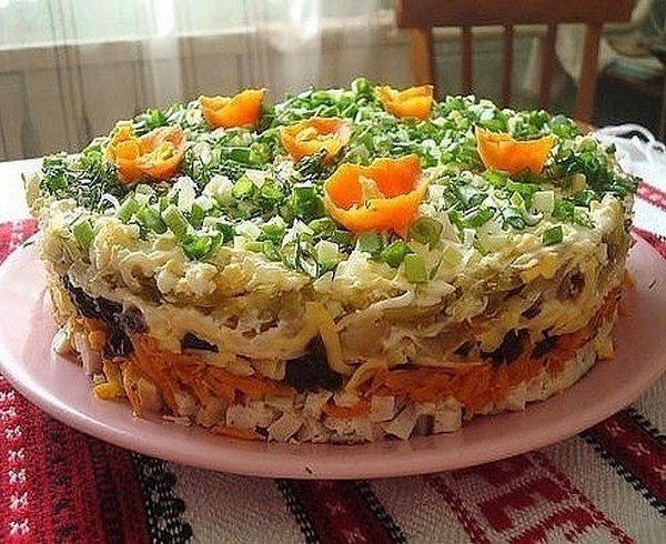 Слоёный салат с черносливом
