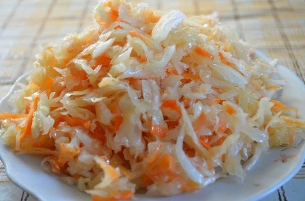 Капуста быстрого пряного посола. Ингредиенты: капуста белокочанная – 300 г; морковь – 200 г; лук ...