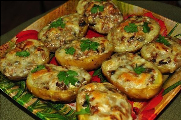6 рецептов фаршированной картошки. 1 рецепт. Ингредиенты: 8 крупных картофелин, 200 гр. ветчины, 150 ...
