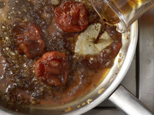 Куриный шницель с жаренными помидорами и красным вином .3 мясистых помидора 1 пучок петрушки 1 ... - 9