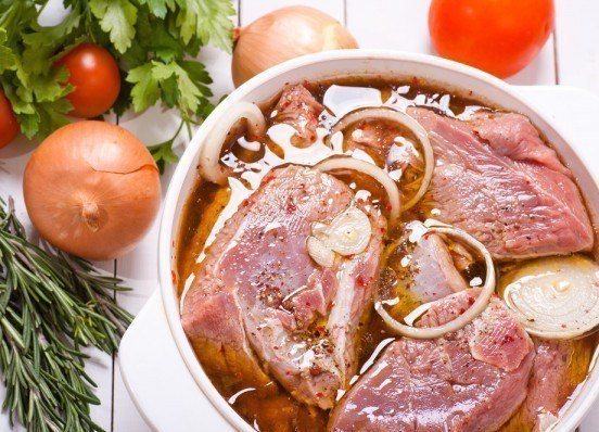 Маринады для шашлыка: ТОП-5 рецептов.1. Пряный маринад для бараниныИнгредиенты на 500 г мяса:1 ...
