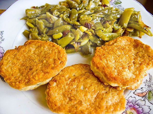 Воздушные котлеты из куриной грудки. Ингредиенты: Филе куриное малое — 2 шт. (около 300 г ) Яйца — 2 ... - 6