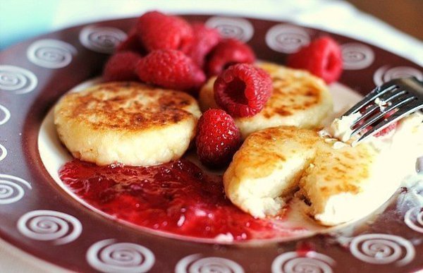Сырники. Невероятно вкусные. Примерно на 3-4 шт. Ингредиенты: Творог 10-18% – 150 г Яйцо (желток) – ...