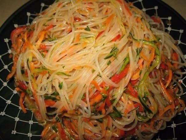 Фунчоза по-корейски.Ингредиенты:Вермишель фунчоза – 145 гМорковь – 100 гОгурцы свежие – 145 гПерец ...