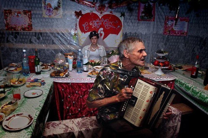Безнадега. Безнадега, безнадега, душу рвет тебе и мне. Пусть двухрядная гармошка все расскажет о ...