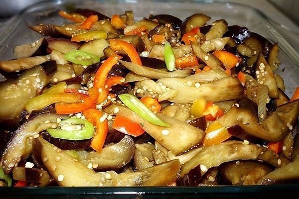 БАКЛАЖАНЫ ПО-КОРЕЙСКИ БЫСТРОГО ПРИГОТОВЛЕНИЯ.Семь средних баклажанов Два острых перца Два болгарских ...