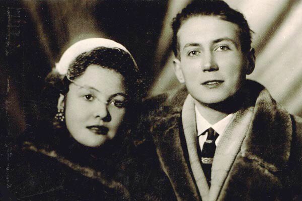 Б. Ахмадулиной.Со мною вот что происходит:ко мне мой старый друг не ходит,а ходят в мелкой ...