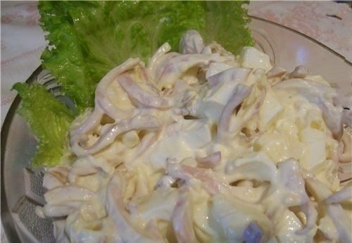 Очень вкусный салат из кальмаров с плавленым сыром.Ингредиенты:кальмары — 300 г,яйца — 2 ...